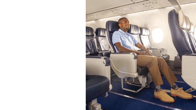 Passager qui profite de l’espace pour les jambes à bord du Boeing 737