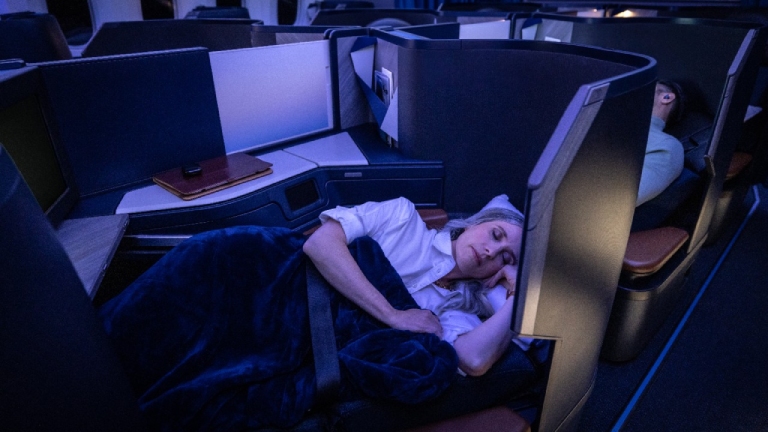 Un passager qui dort dans la cabine en classe Affaires du 787 Dreamliner