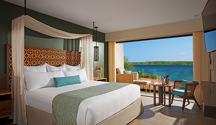 Chambre de luxe avec tres grand lit et vue sur l’ocean