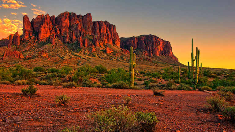 Vue de montagnes au lever du soleil en Arizona
