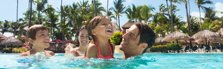 Une famille dans la piscine au Grand Palladium Kantenah Resort & Spa
