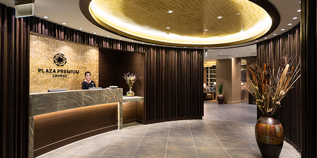 Mostrador de check-in en Plaza Premium Lounge en salidas internacionales de Vancouver