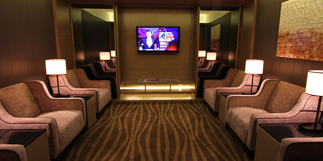 Asientos con TV en Plaza Premium Lounge en la terminal 3 de salidas internacionales del Aeropuerto de Toronto
