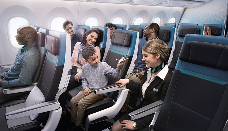 Un niño y su familia disfrutando de un vuelo en un 787 Dreamliner en la cabina Económica.