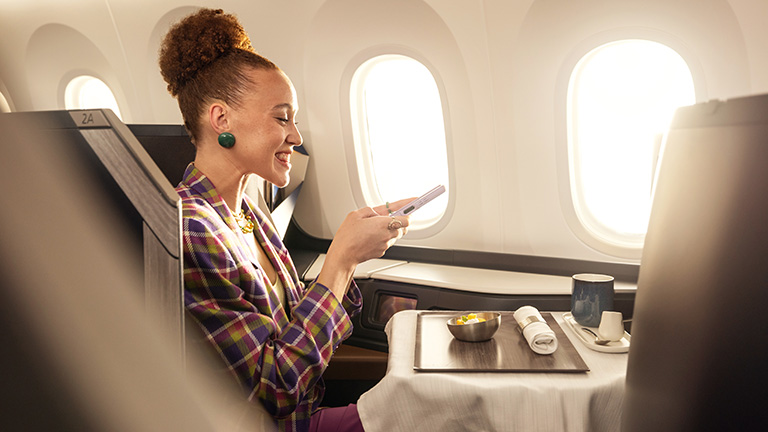 Un invité de classe Affaires mangeant de la nourriture dans un avion