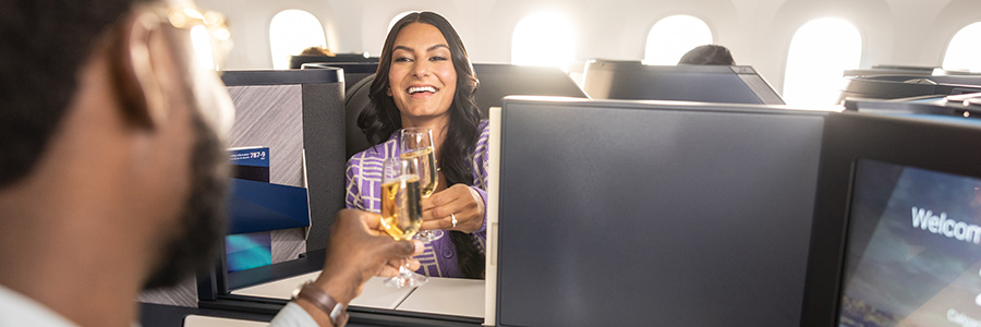 Un membre de l'équipage de cabine sert une boisson à un invité dans la cabine Affaires du Boeing 787 Dreamliner de WestJet