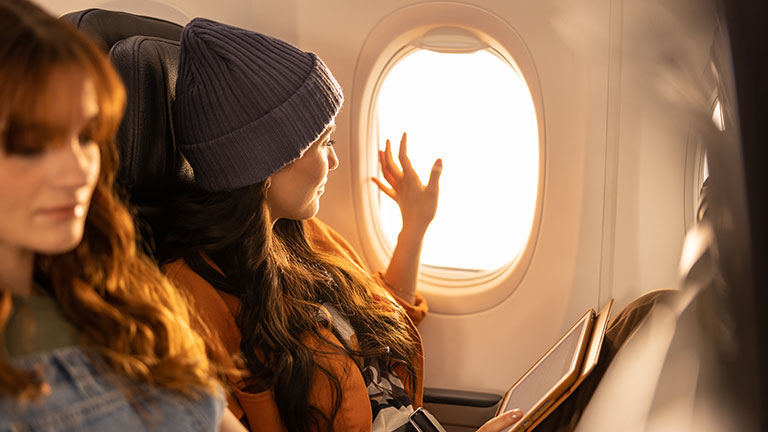 Une femme travaillant sur un ordinateur dans un avion