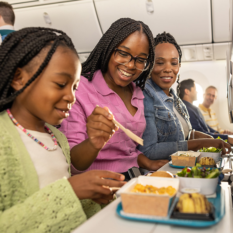 Une famille partageant un repas dans un avion