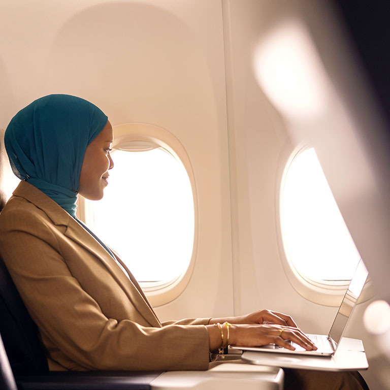 Une femme qui utilise son ordinateur portable est confortablement assis dans la cabine&nbsp;Privilège.