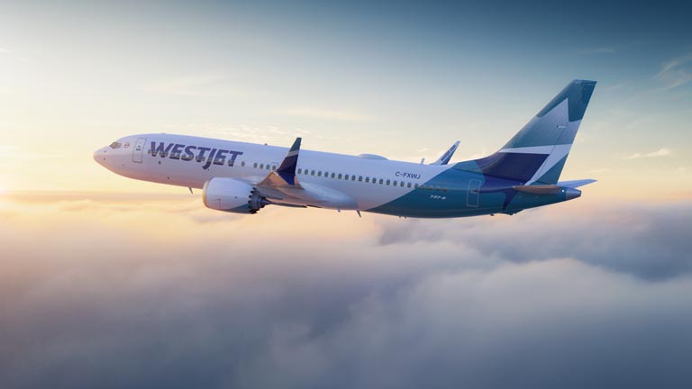 Avion MAX 8 de WestJet volant au-dessus des Rocheuses