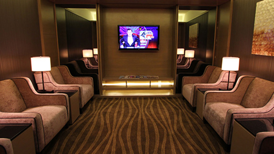 Siège avec une télévision dans le salon Plaza Premium des départs internationaux de l’aérogare 3 à l’aéroport de Toronto