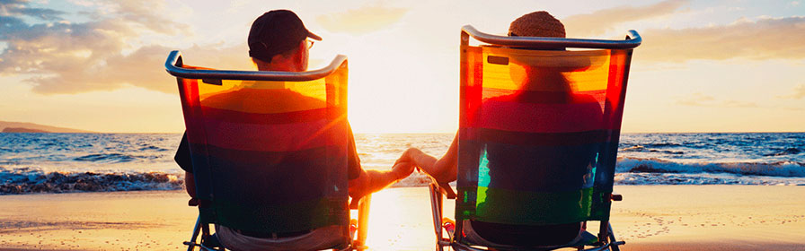 Couple se prélasser sur une plage avec tranquillité d'esprit