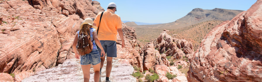 Un père et sa fille en randonnée dans le désert du Nevada