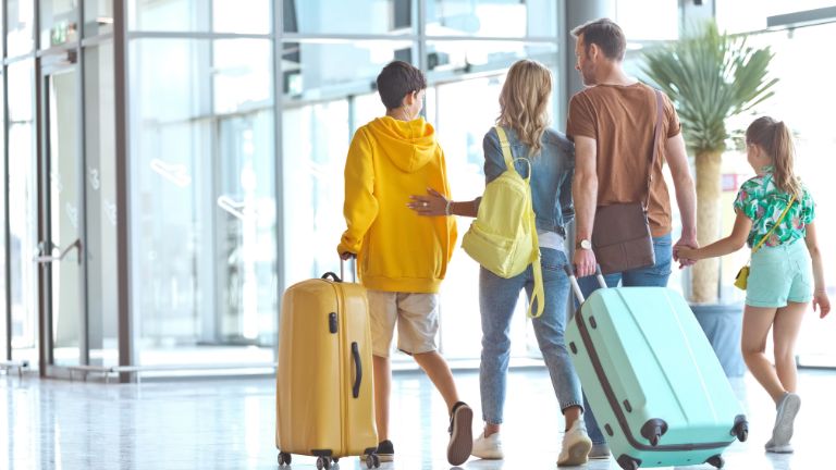 260612-Family-with-luggage-768x432	