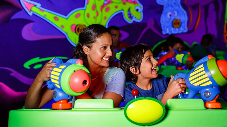 Une famille s'amuse dans le manège Buzz Lightyear's Space Ranger Spin à Disneyworld