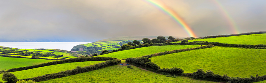 Arc-en-ciel double au-dessus des collines vertes d'Irlande