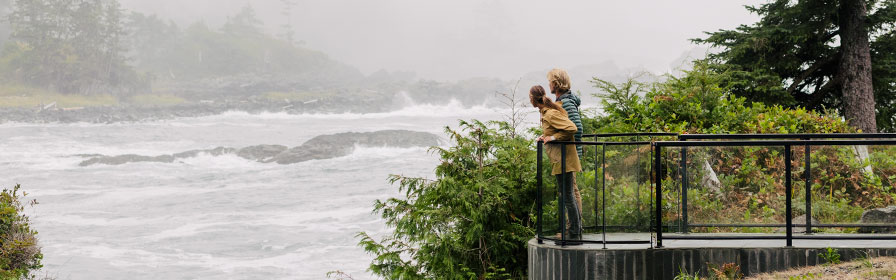 Deux personnes observent les vagues déferler à Nanaimo, C.-B.