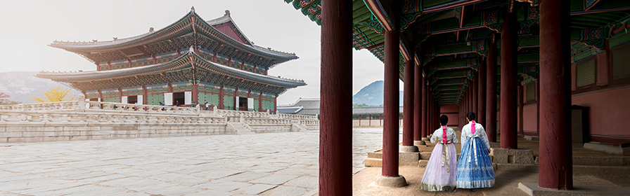 Femmes sud-coréennes portant le hanbok à Gyeongbokgung.