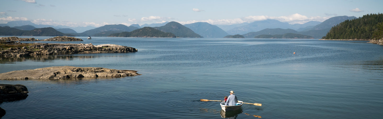 Des gens en kayak admirant la rivière et les montagnes