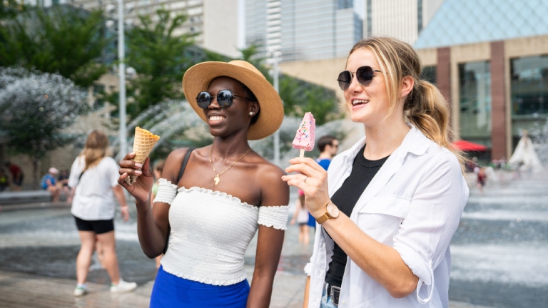 Deux femmes mangeant de la crème glacée pendant le festival Taste of Edmonton