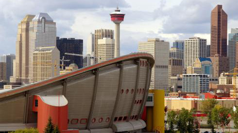 Vue du Saddledome et de la silhouette de la ville de Calgary