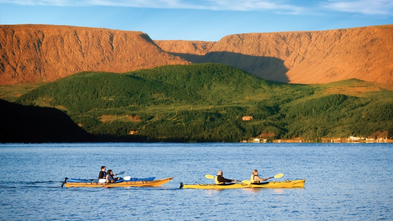 Un groupe à kayak au parc national Gros Morne