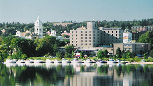 Vue de la rivière Saint-Jean donnant sur le centre-ville de Fredericton
