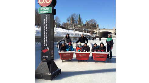 Des amis en patins et en traîneau sur le Canal Rideau à Ottawa