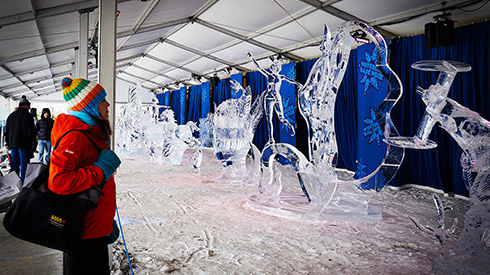 Festivalière admirant les sculptures de glace au Bal de neige à Ottawa