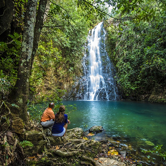 Couple devant une chute