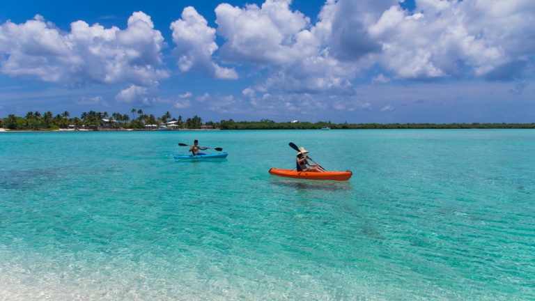 Deux invités font du kayak à Little Cayman