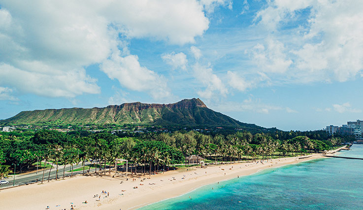 Vue à couper le souffle de Diamond Head et d'une plage à Oahu, Hawaii. 