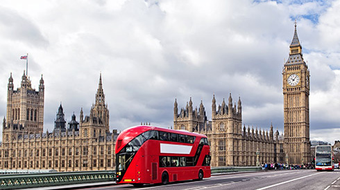 Autobus de touristes rouge sur un pont à Londres