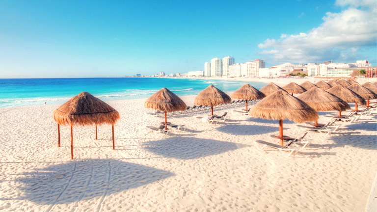 Chaises longues sur la plage au Mexique