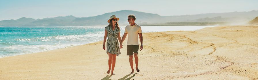 Des personnes marchent sur une plage de Los Cabos