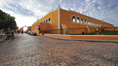 Édifice orange au centre-ville de Mérida au Mexique