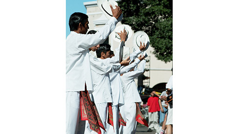 Hommes en vêtements traditionnels de Mérida présentant un spectacle