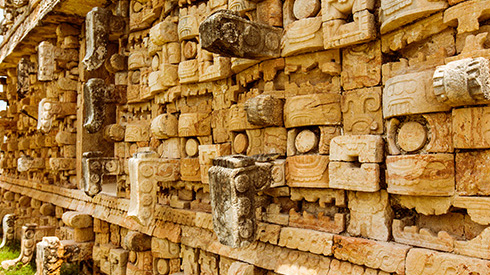 Sculptures sur des ruines au Yucatán
