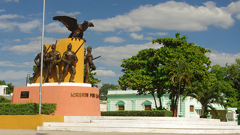 The Zocalo statue located in the main square of Merida