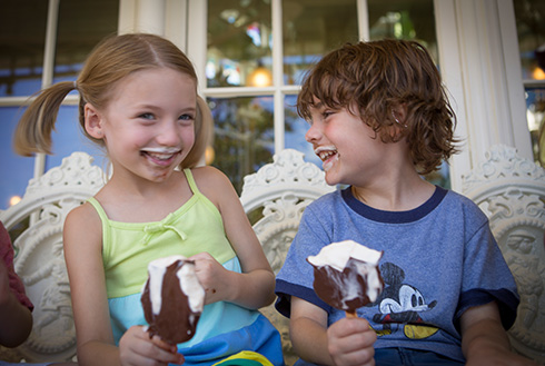 Deux invités qui mangent de la crème glacée à Downtown Disney