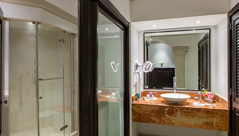 Oceanfront Luxury Suite Bathroom
