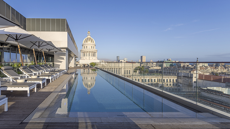 Terrasse de la piscine sur le toit 