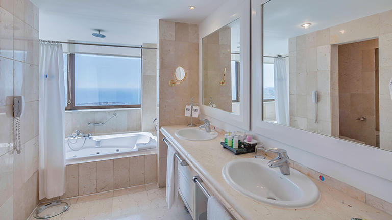 Junior Suite - Bathroom