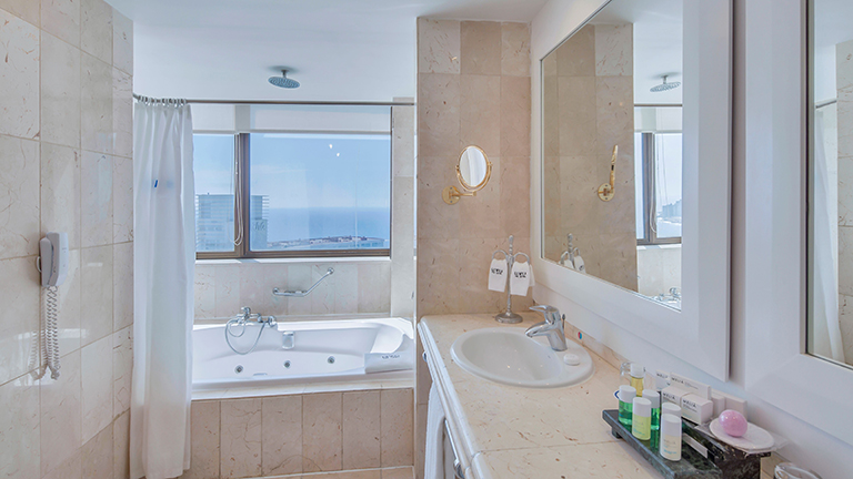 The Level Junior Suite - Bathroom