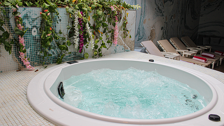 Piscine avec jacuzzi et chaises longues du spa Maya 