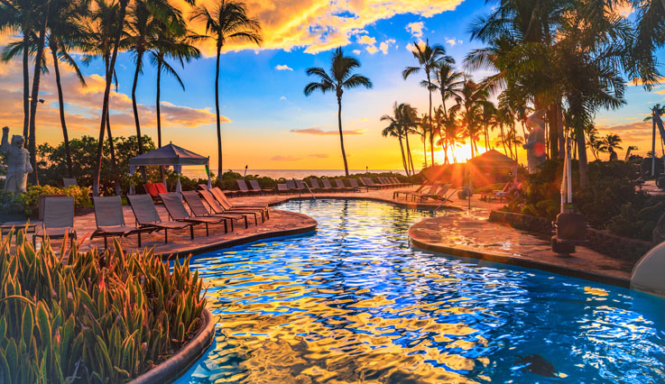 Piscine au coucher du soleil