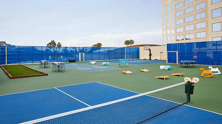 Terrain de tennis et aire d’activités