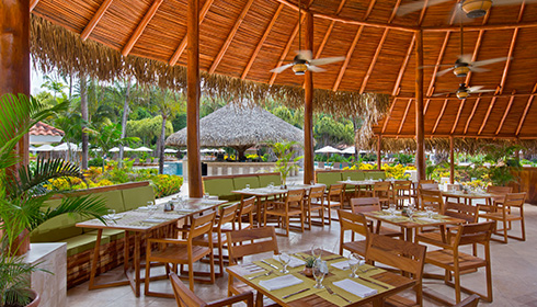 Restaurant Caracola au bord de la piscine