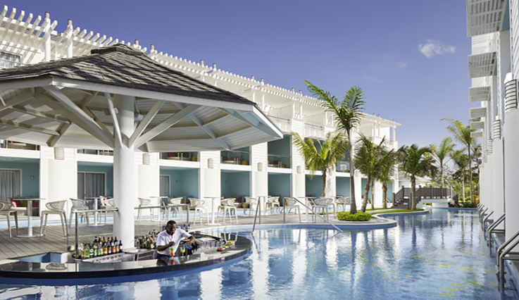 Bar dans la piscine