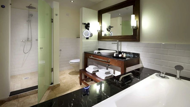 The Signature Level Junior Suite - Bathroom